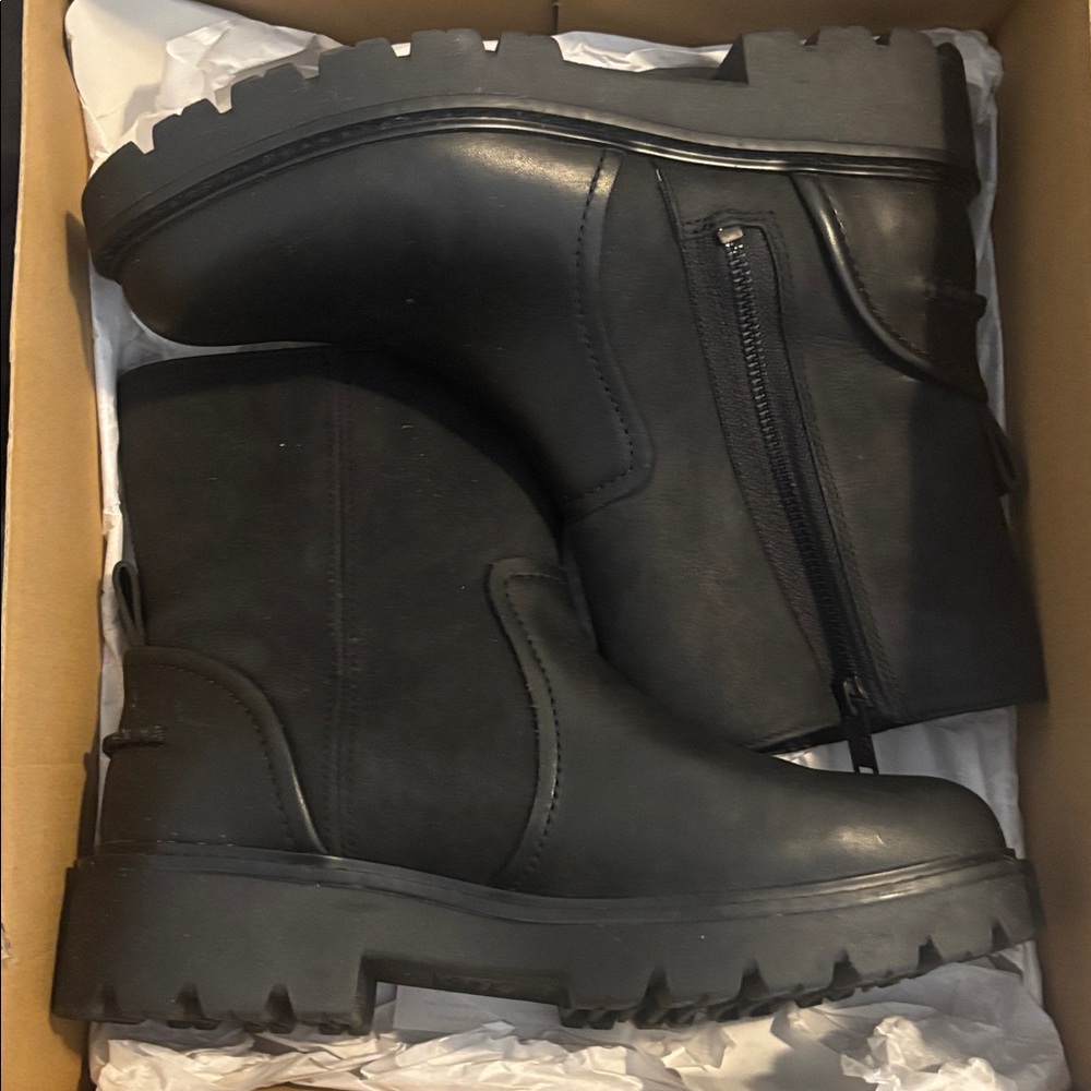 UGG Polk Black Leather Ankle Boots
